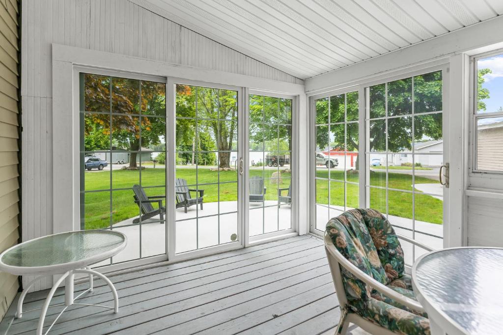 Κήπος έξω από το Lakeview Cottage - stunning views of Silver Lake.