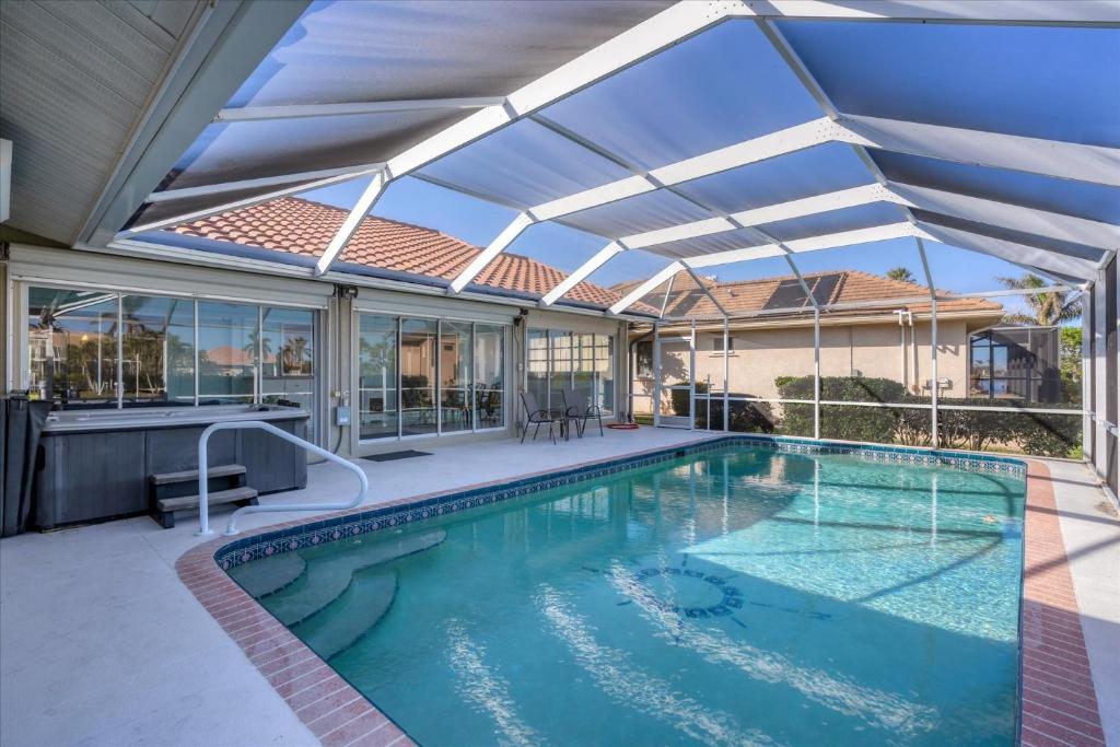 una piscina cubierta con techo retráctil en 1406 Surfbird, en Punta Gorda