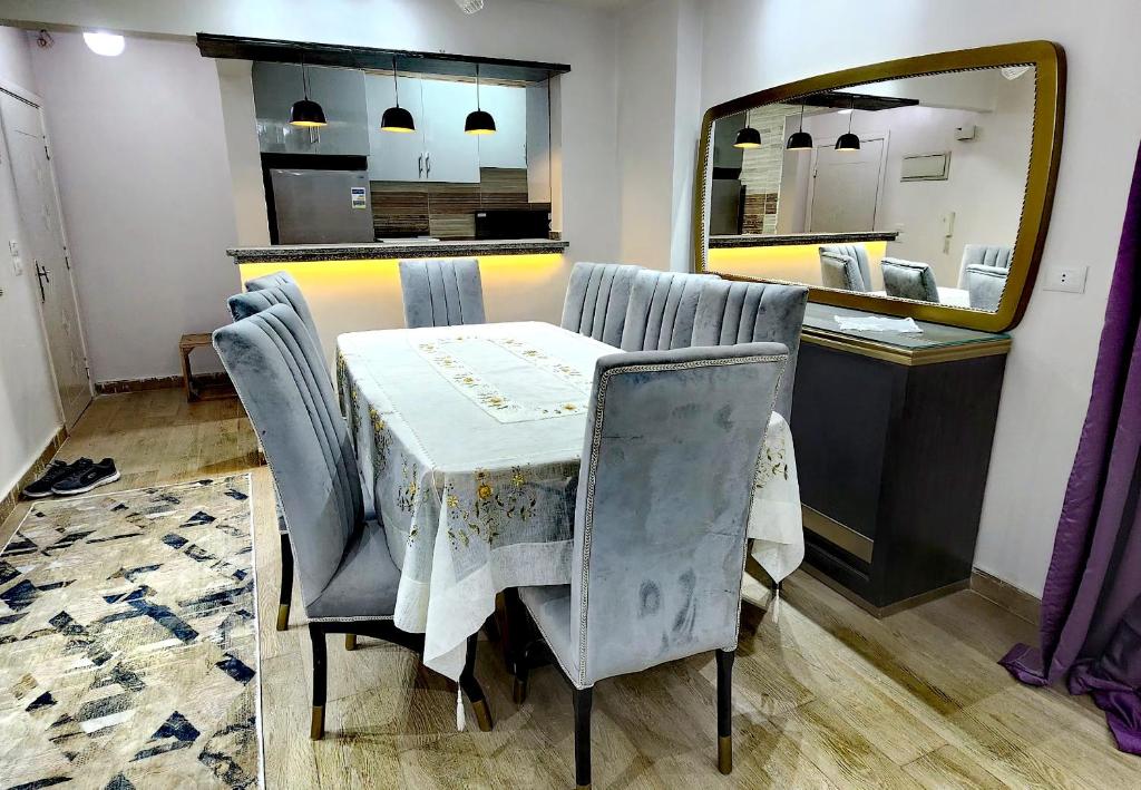 einen Tisch und Stühle mit einem Tisch und einem Spiegel in der Unterkunft Gardenia City 652-1 in Kairo