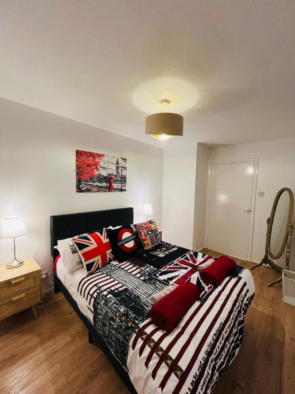 Postel nebo postele na pokoji v ubytování Thematic London Apartment in Holloway