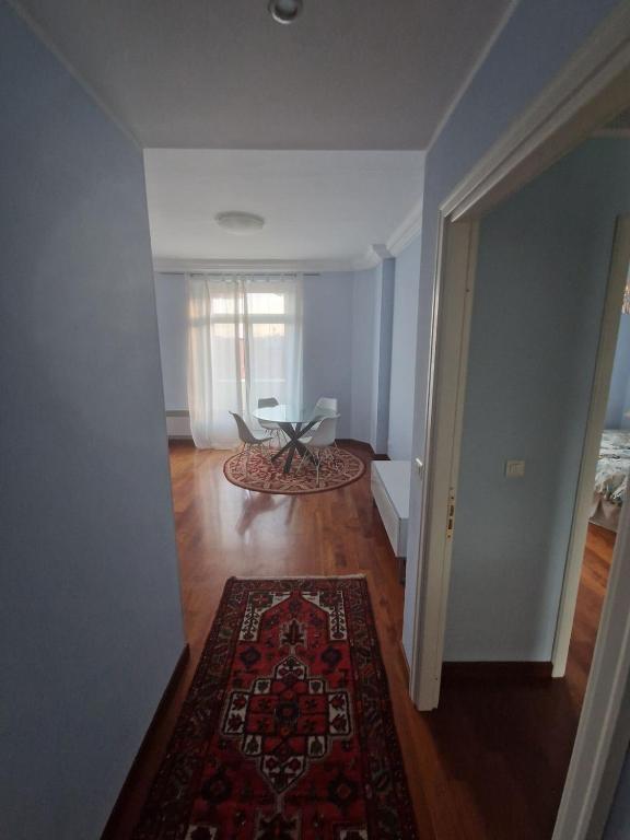 - un salon avec une table et un tapis dans l'établissement Top Floor Astoria vista Mare, à Menton