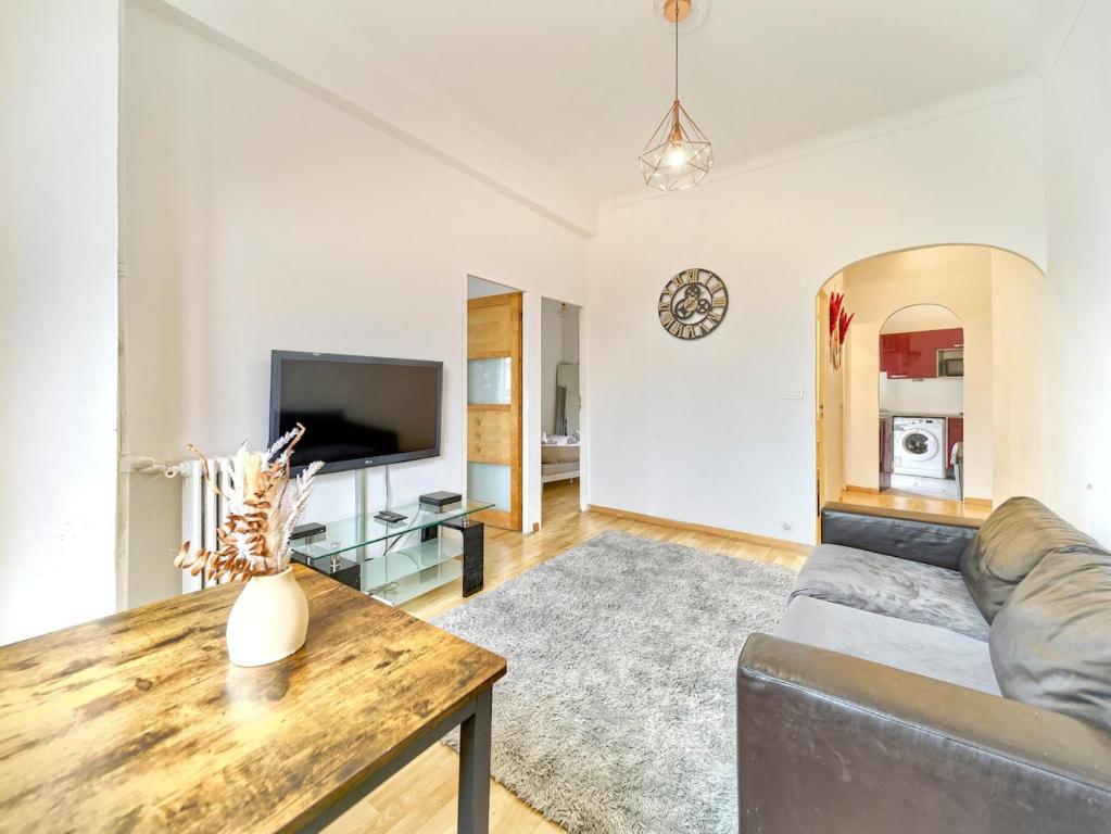 un salon avec un canapé et une table dans l'établissement Spacious apartment-Hypercentre, à Nice