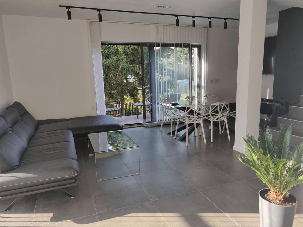 ein Wohnzimmer mit Sofa und Tisch in der Unterkunft 7 stars in Środa Śląska