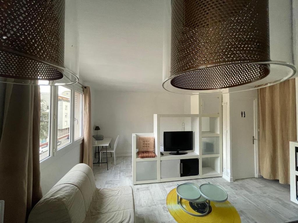 un salon avec un canapé et une table dans l'établissement Apartment 2, 3 pers. Lyon center, à Lyon