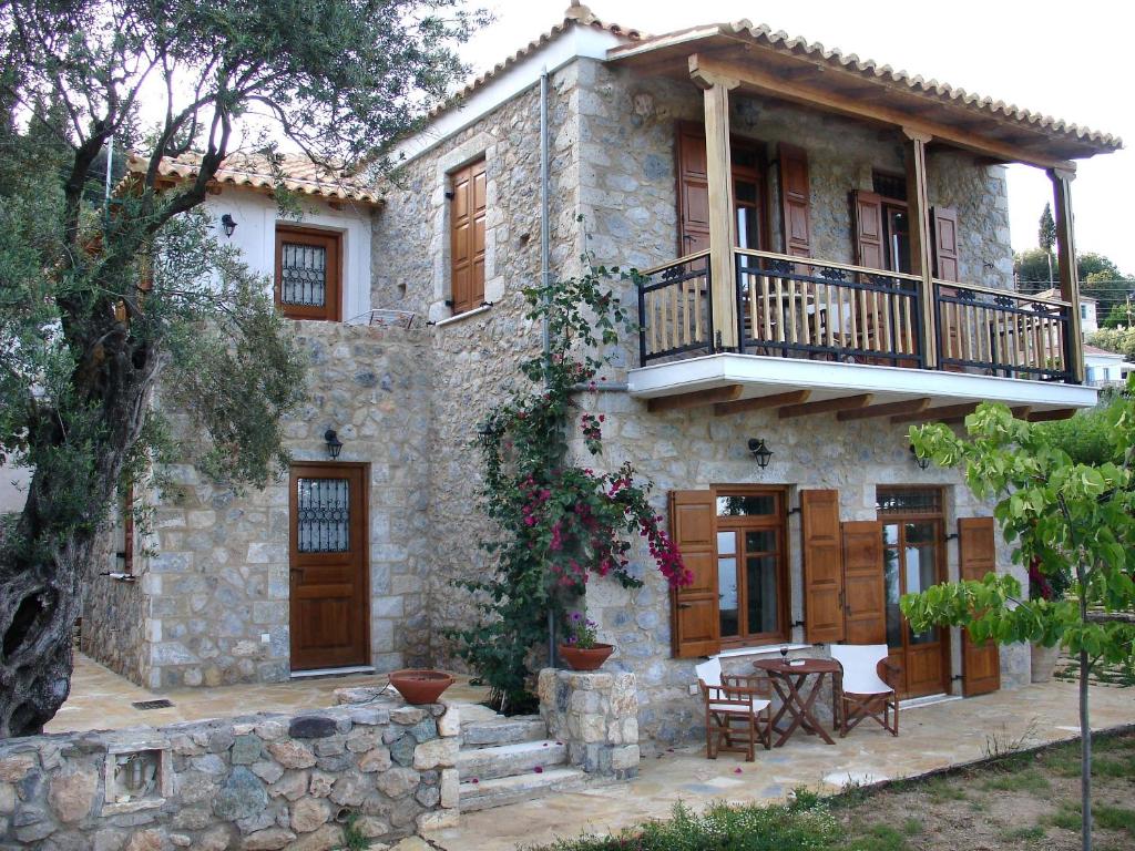kamienny dom z werandą i balkonem w obiekcie Homeberry, Traditional Stone House in Tiros w mieście Tyros
