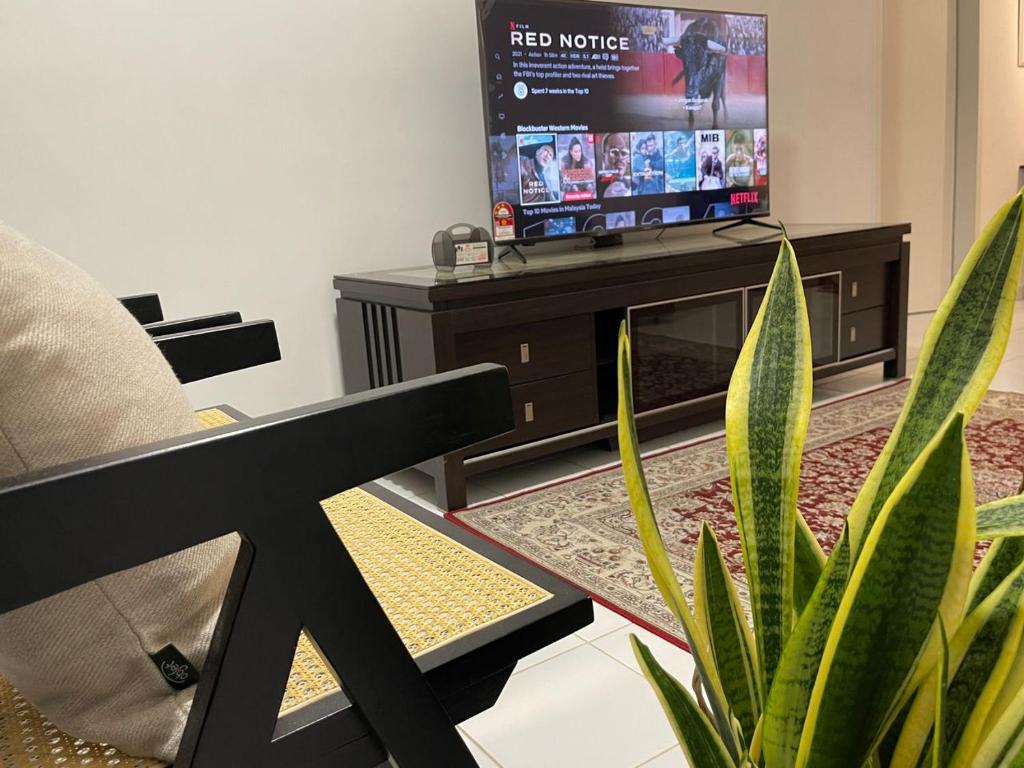 TV a/nebo společenská místnost v ubytování Inap Kasturi D'Gambang