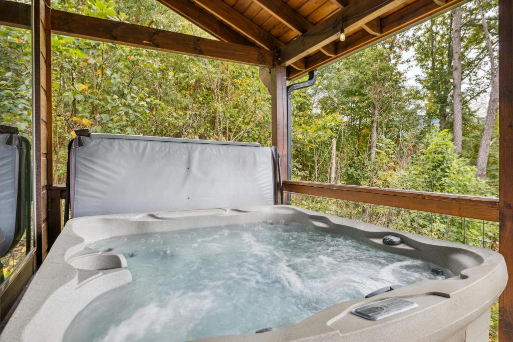 Fotografie z fotogalerie ubytování Enjoy Peace and Serenity 2BR Cabin with Hot Tub, Games & Mountain Views in Cobbly Knob Family & Pet Friendly v destinaci Gatlinburg