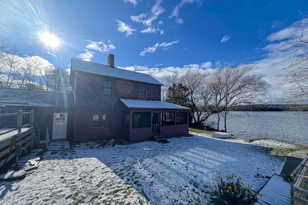 una casa sulla riva di uno specchio d'acqua di Wildberry Cottage a Bomoseen
