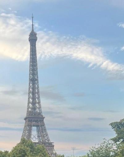 - une vue sur la tour Eiffel en journée nuageuse dans l'établissement Beautiful Studio Paris Eiffel Tower, à Paris
