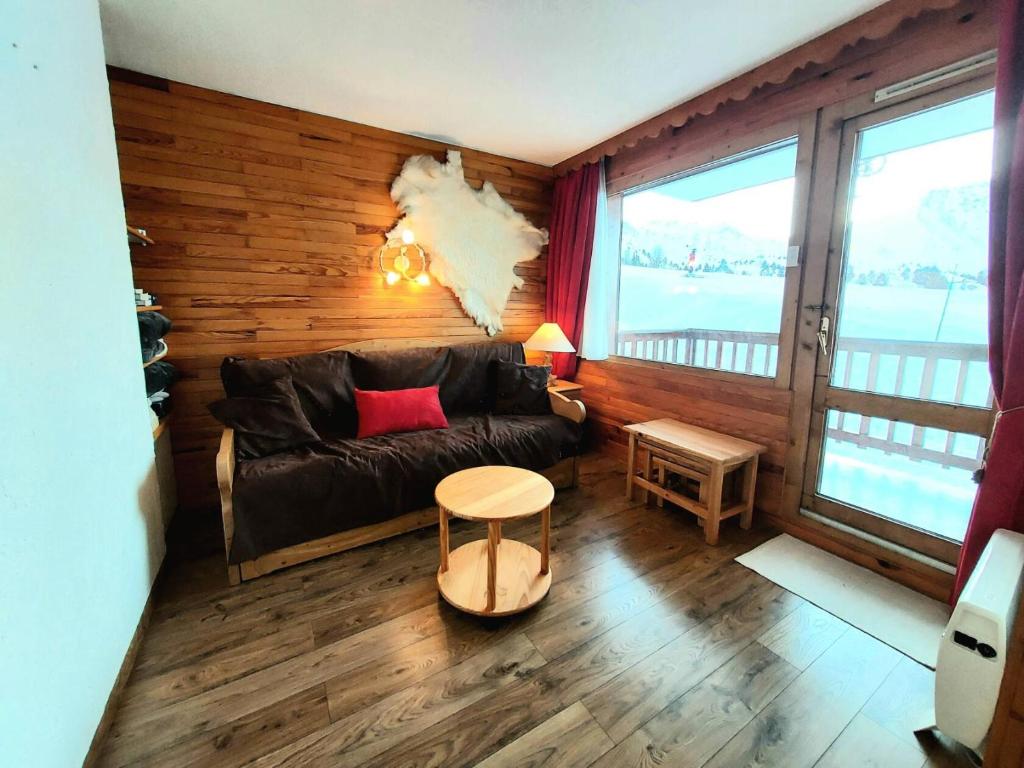 un salon avec un canapé et une table dans l'établissement Résidence Le Belvedere - Résidence BELVEDERE N°36 MAE-5301, à La Plagne Tarentaise