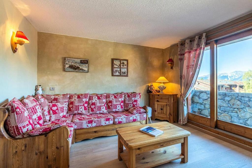 un salon avec un canapé et une table dans l'établissement Résidence Le Damier - Appartement 3 pièces pour 6 personnes de 52m² MAE-0761, à La Plagne Tarentaise