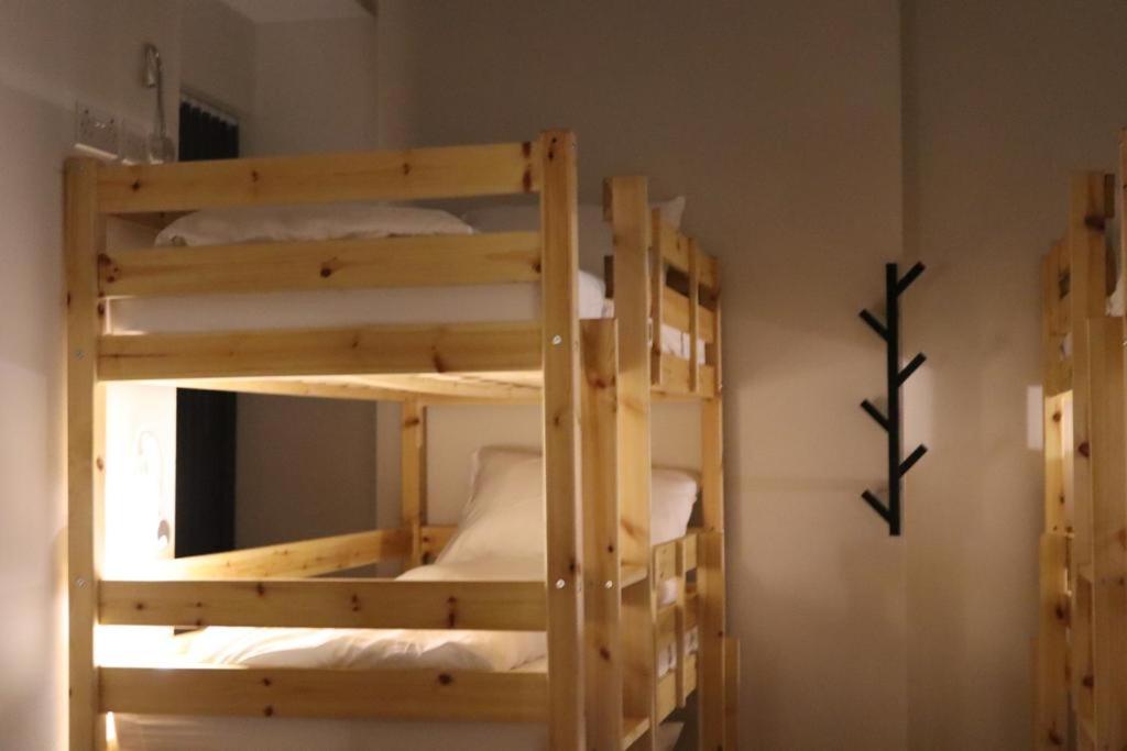 Palanda nebo palandy na pokoji v ubytování Matrix Hostel