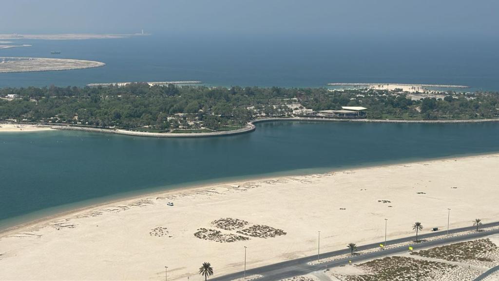 シャルジャにあるCloudsのビーチと海の空中写真