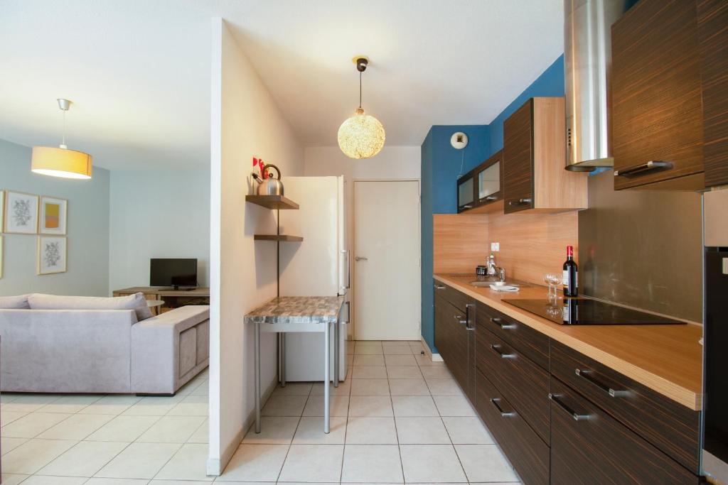 une cuisine et un salon avec un canapé dans l'établissement Palestro -St charles- Vieux Port, à Marseille