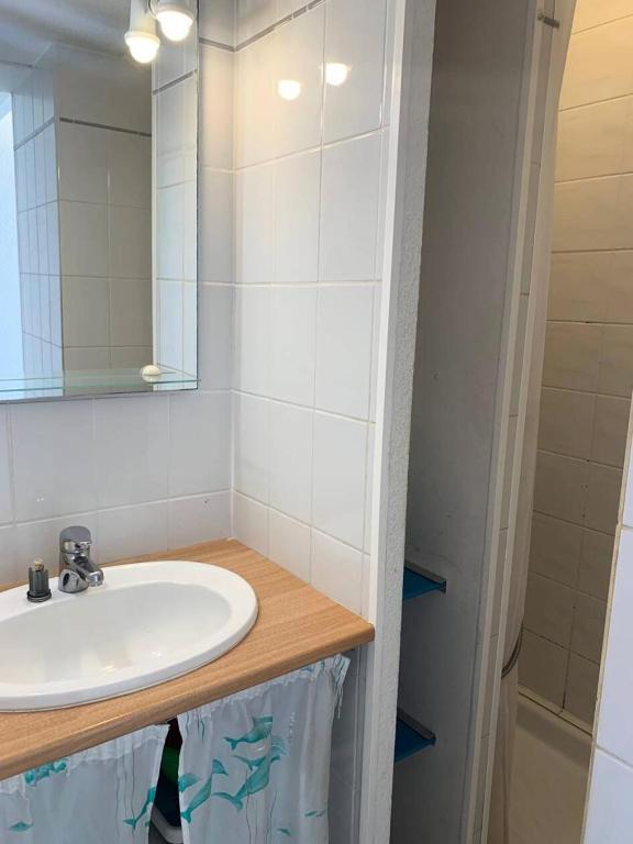 łazienka z umywalką i lustrem w obiekcie Résidence Port Nature Colline 3 - Appartement T2 4 pers - Port Nature Colline 3 MAE-2874 w Cap d'Agde