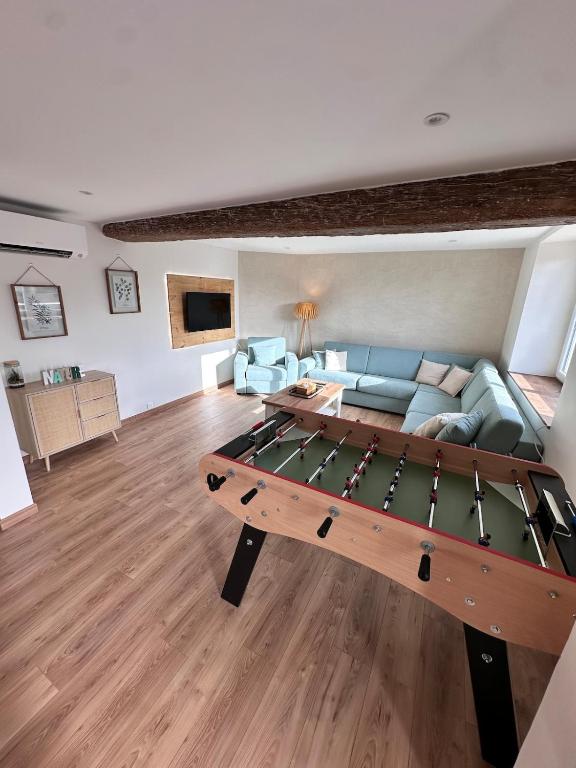 un salon avec une table de ping-pong dans l'établissement La Ruche, à La ForestiÃ¨re