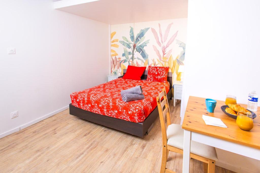 une petite chambre avec un lit et une table dans l'établissement Appartement Jelyad Terres Fortes 2 à 10 minutes de Disney, à Chanteloup-en-Brie