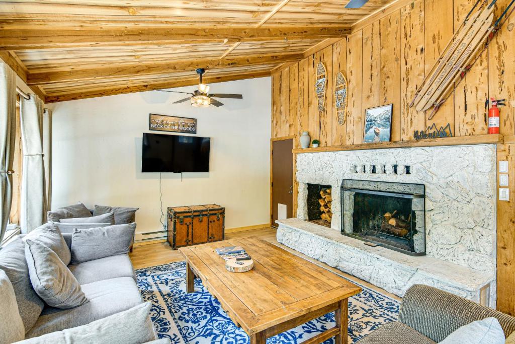 TV a/nebo společenská místnost v ubytování Graeagle Vacation Rental Cabin with Game Room!