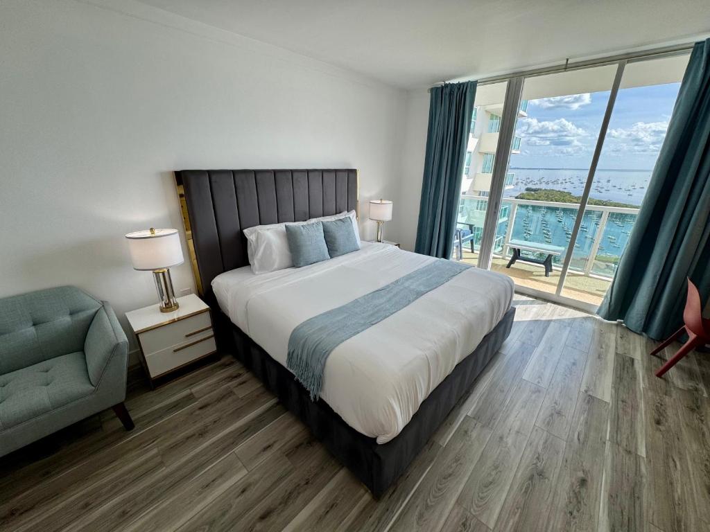 Postel nebo postele na pokoji v ubytování Balcony Ocean View ! WiFi - Pool - Gym - Parking