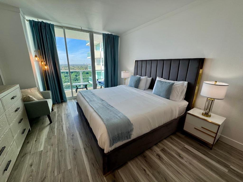 Postel nebo postele na pokoji v ubytování Balcony Ocean View ! WiFi - Pool - Gym - Parking