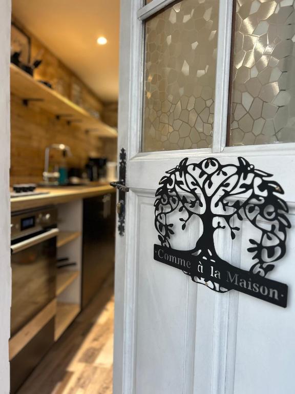 une porte avec une vignette dans une cuisine dans l'établissement Comme à la maison, à Saint-Aubin