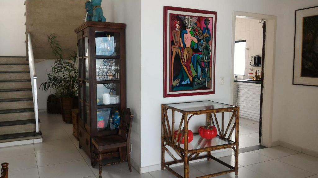 ein Wohnzimmer mit einem Wandgemälde in der Unterkunft Casa de praia Enseada in Guarujá