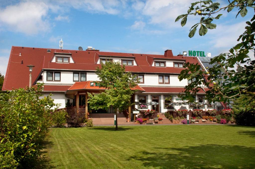 ein Hotel mit grünem Rasen davor in der Unterkunft Waldhotel Rennsteighof in Bad Liebenstein