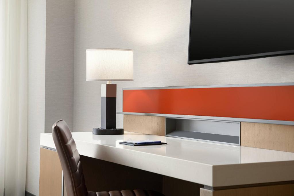 Delta Hotels by Marriott Anaheim Garden Grove - King Room