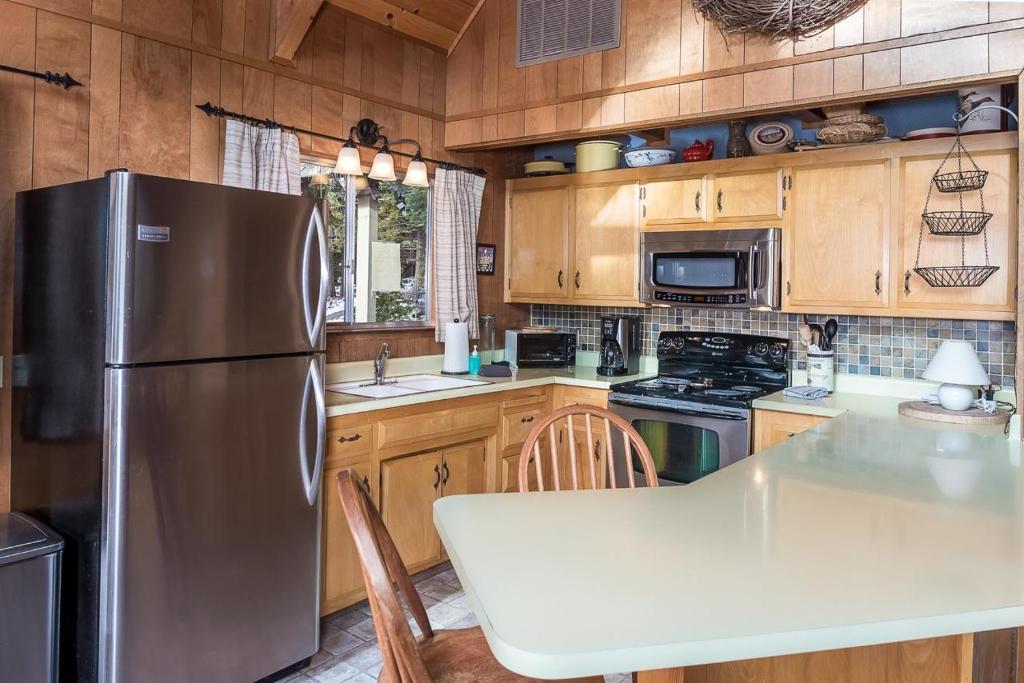 Kuchyň nebo kuchyňský kout v ubytování Honey Bear Cabin