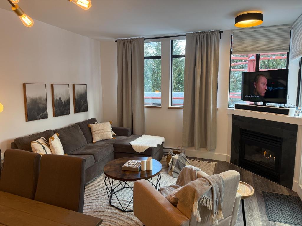 TV a/nebo společenská místnost v ubytování Alpenglow Lodge by Elevate Vacations