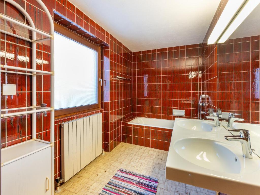 Koupelna v ubytování Holiday home Ginin Ramsau in Zillertal