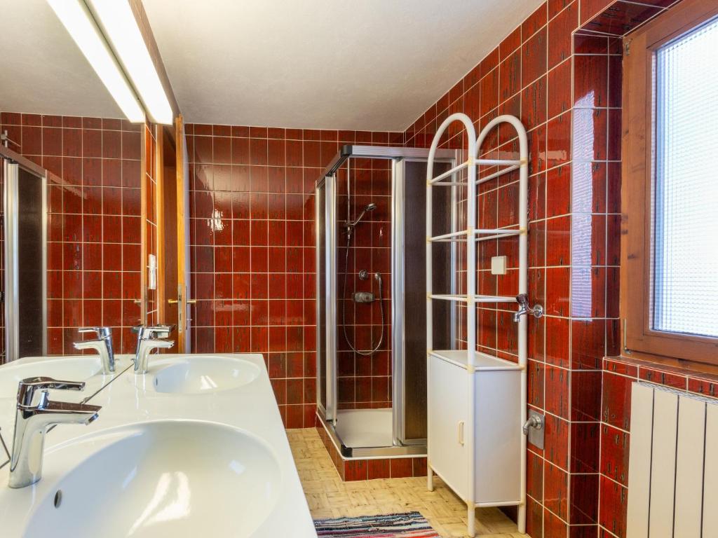 Koupelna v ubytování Holiday home Ginin Ramsau in Zillertal