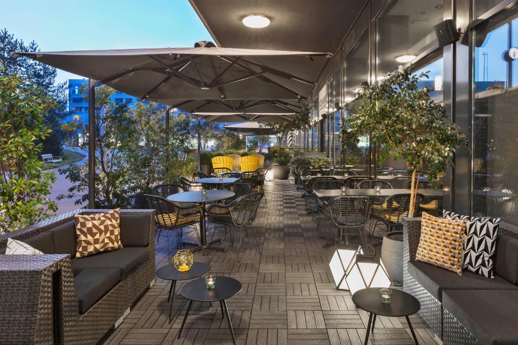 Posezení v ubytování Courtyard by Marriott Zurich North