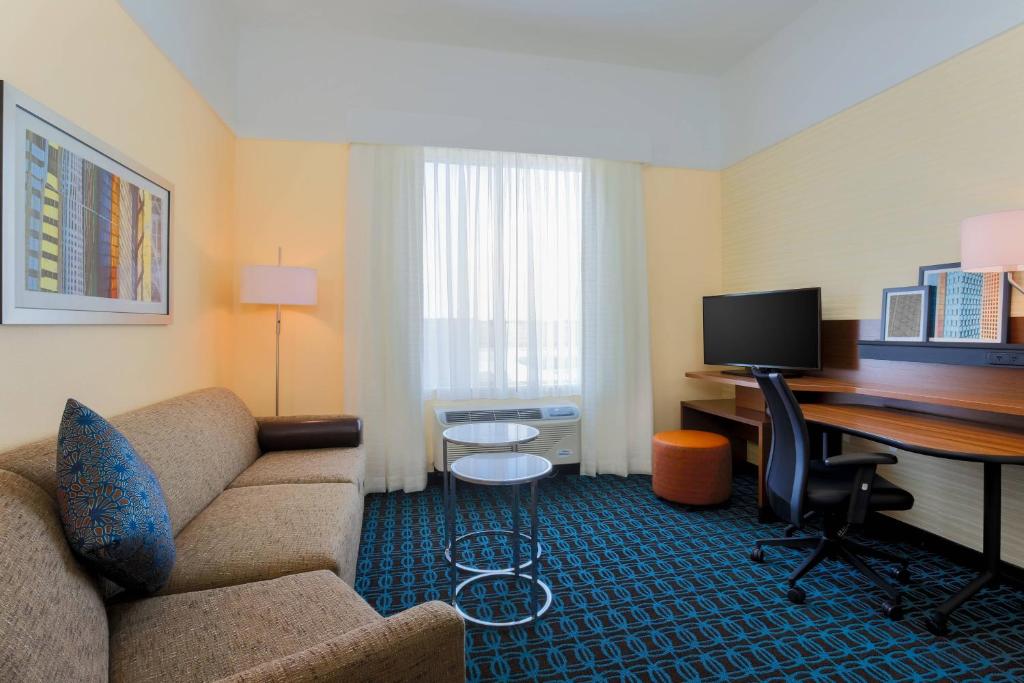 TV a/nebo společenská místnost v ubytování Fairfield Inn & Suites by Marriott Cotulla