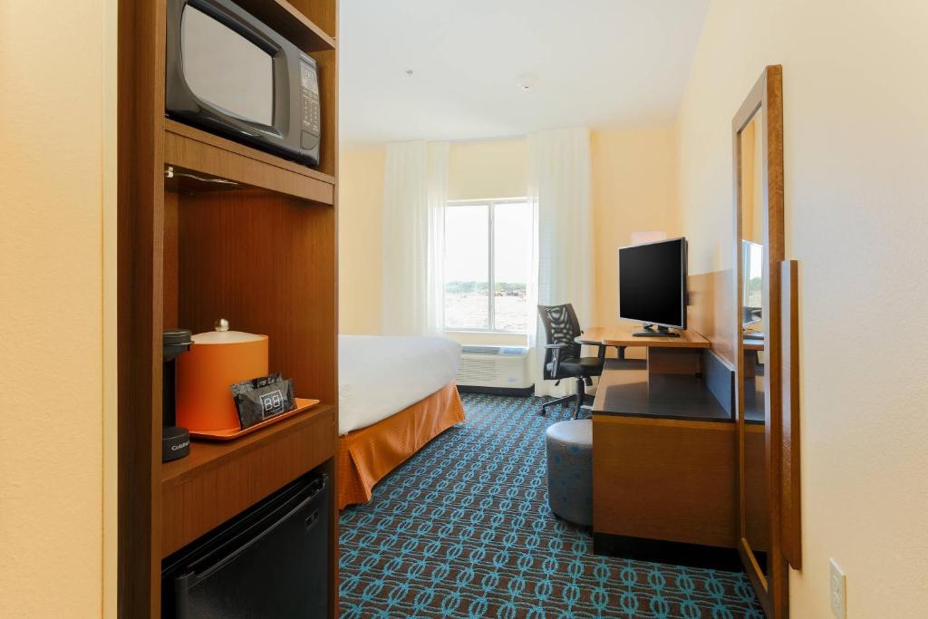 TV a/nebo společenská místnost v ubytování Fairfield Inn & Suites by Marriott Cotulla