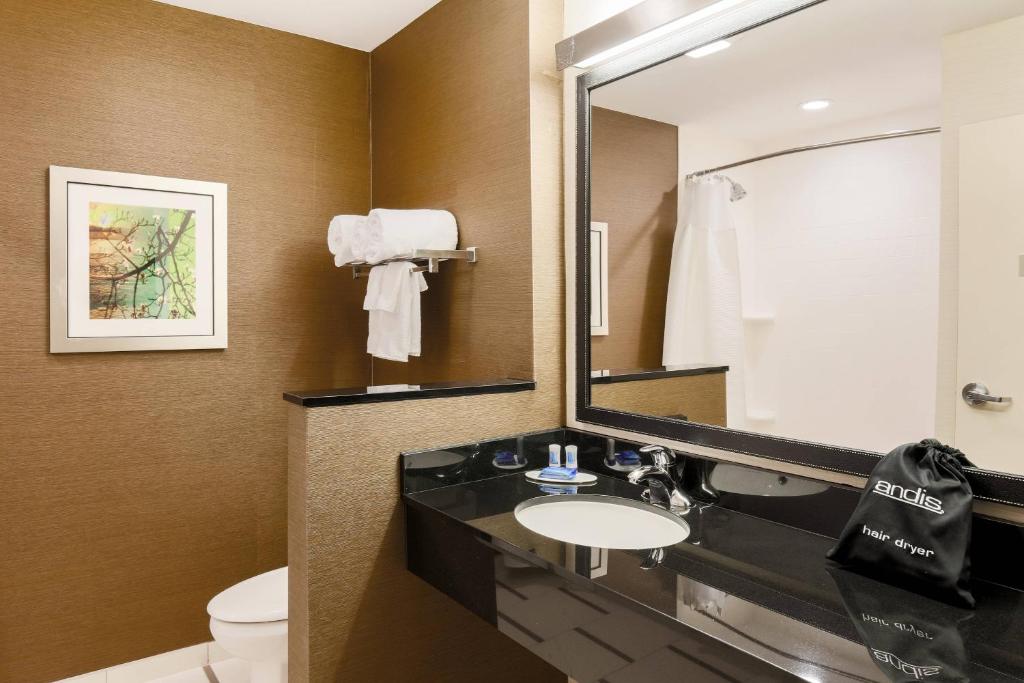 Koupelna v ubytování Fairfield Inn & Suites by Marriott Cotulla
