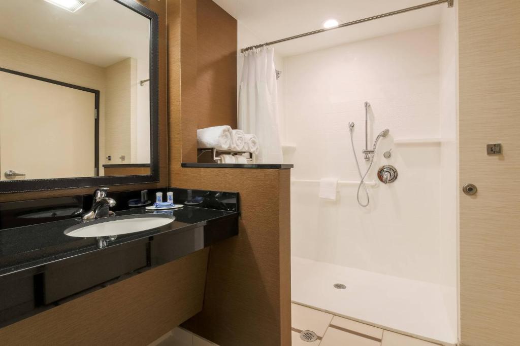 Koupelna v ubytování Fairfield Inn & Suites by Marriott Cotulla