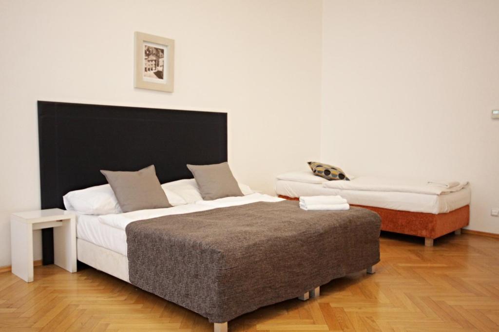 Postel nebo postele na pokoji v ubytování Prague Central Residence