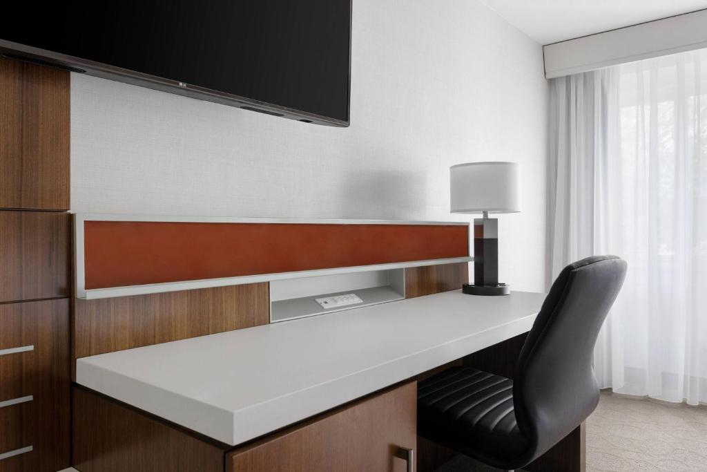 Delta Hotels by Marriott Burlington - Habitación King