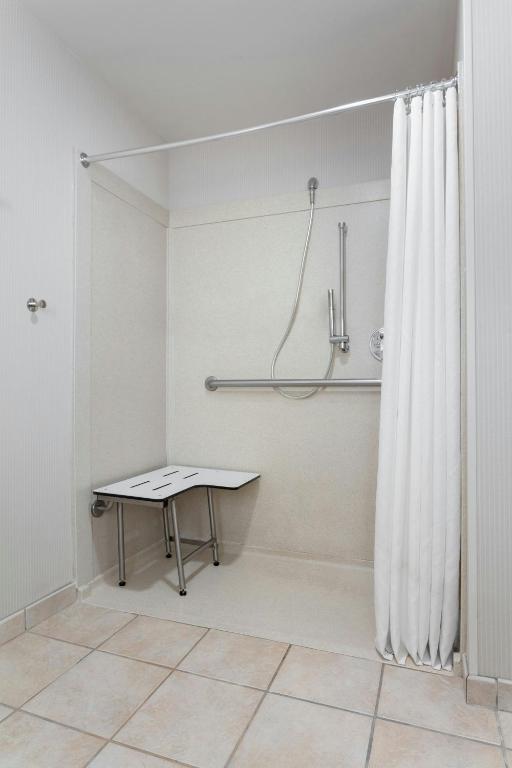 Delta Hotels by Marriott Burlington - Accesible, Habitación Con Invitados, 1 Queen