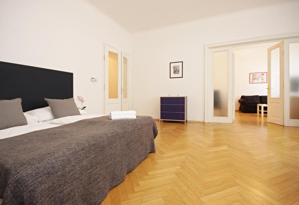 Postel nebo postele na pokoji v ubytování Prague Central Residence