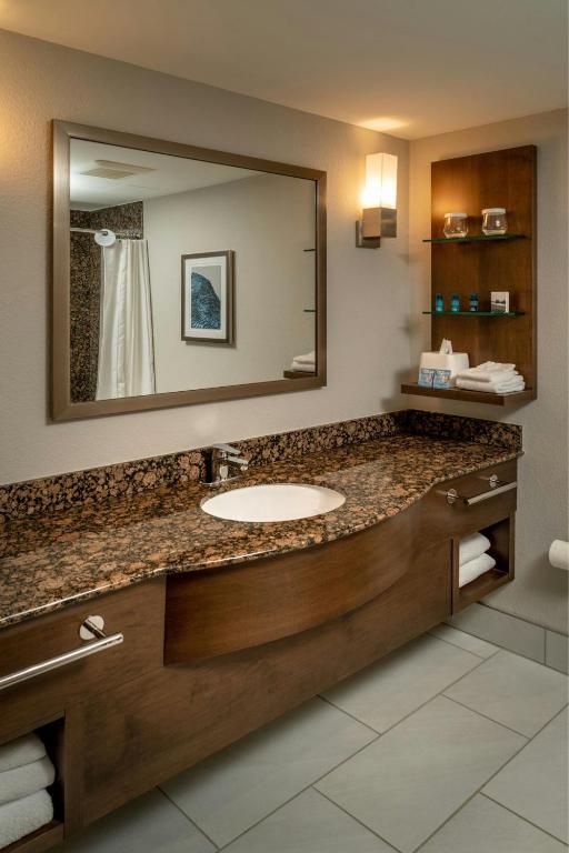 Delta Hotels by Marriott Huntington Mall - King Room With Sofa Bed - Hearing Accessible