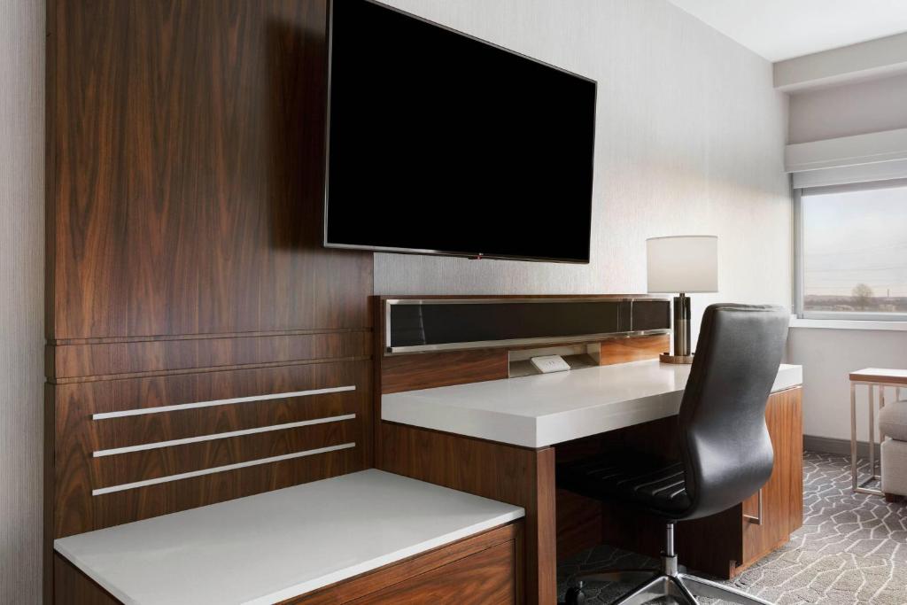 TV a/nebo společenská místnost v ubytování Delta Hotels by Marriott Woodbridge