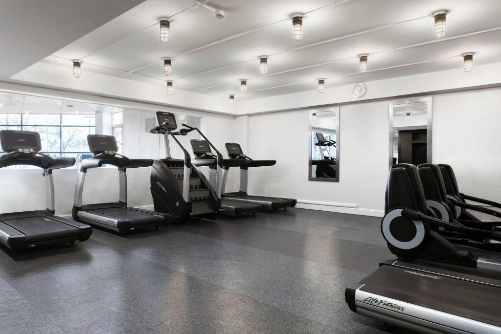 Fitness centrum a/nebo fitness zařízení v ubytování Delta Hotels by Marriott Woodbridge