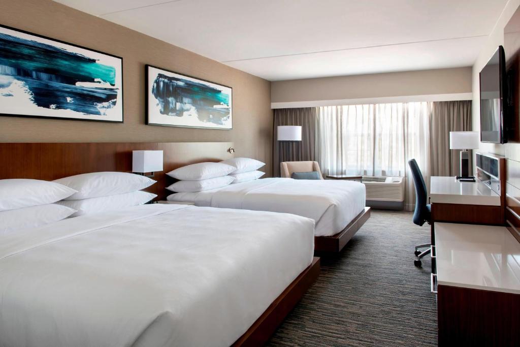 TV a/nebo společenská místnost v ubytování Delta Hotels by Marriott Basking Ridge