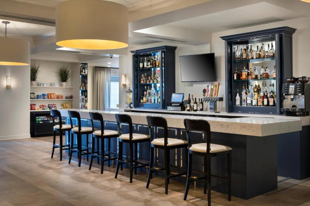 Lounge nebo bar v ubytování Delta Hotels by Marriott Basking Ridge