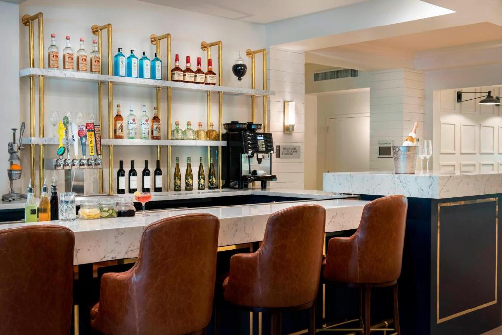 Lounge nebo bar v ubytování Delta Hotels by Marriott Basking Ridge