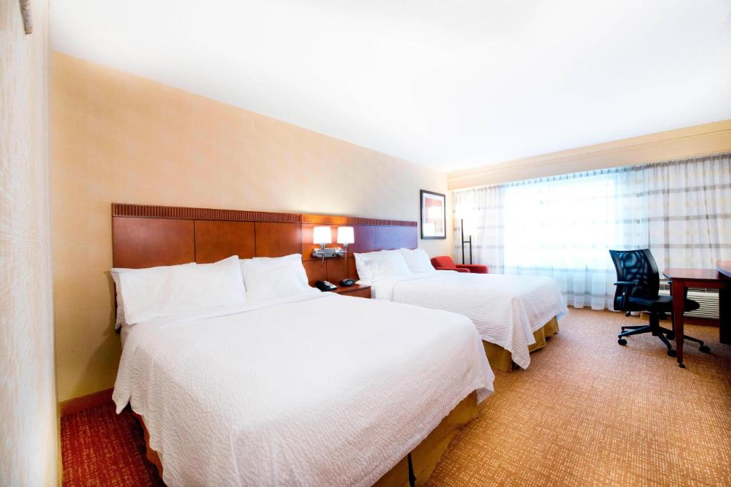 Postel nebo postele na pokoji v ubytování Courtyard by Marriott Mississauga-Airport Corporate Centre West