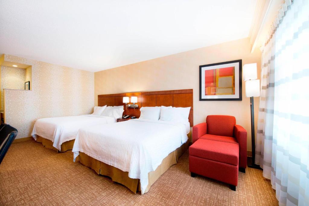 Postel nebo postele na pokoji v ubytování Courtyard by Marriott Mississauga-Airport Corporate Centre West