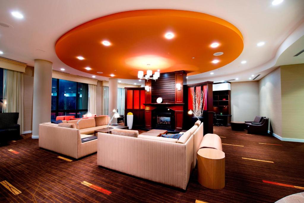Posezení v ubytování Courtyard by Marriott Mississauga-Airport Corporate Centre West